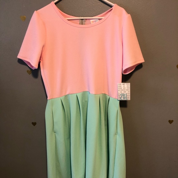 LuLaRoe Dresses & Skirts - NWT Lularoe Amelia dress
